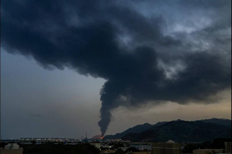 Tres heridos en un incendio en una instalacioacuten petrolera de Fujairah tras un ataque con drones iraniacutees