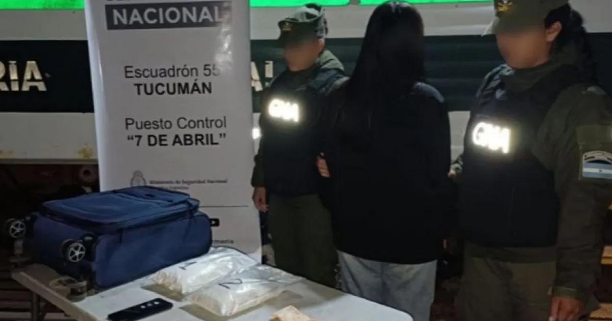 Una mujer salioacute de Jujuy con maacutes de 2 kilos de cocaiacutena en el doble fondo de su valija