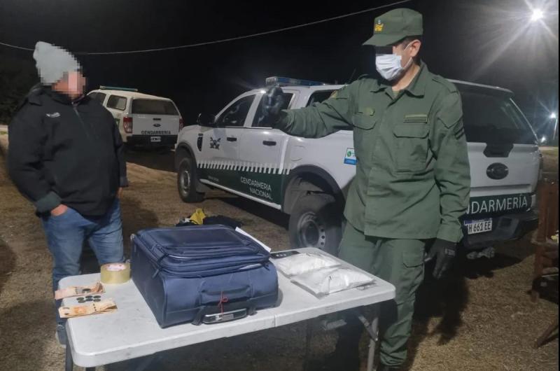 Una mujer salioacute de Jujuy con maacutes de 2 kilos de cocaiacutena en el doble fondo de su valija