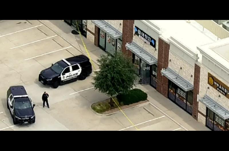 Dos muertos y tres heridos por tiroteo en centro comercial cerca de Dallas