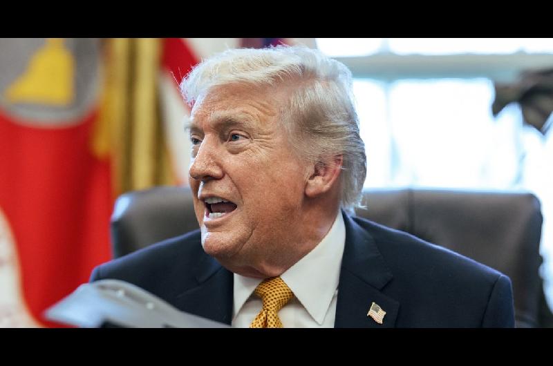 Trump anuncioacute una pausa para guiar barcos a salir del estrecho de Ormuz