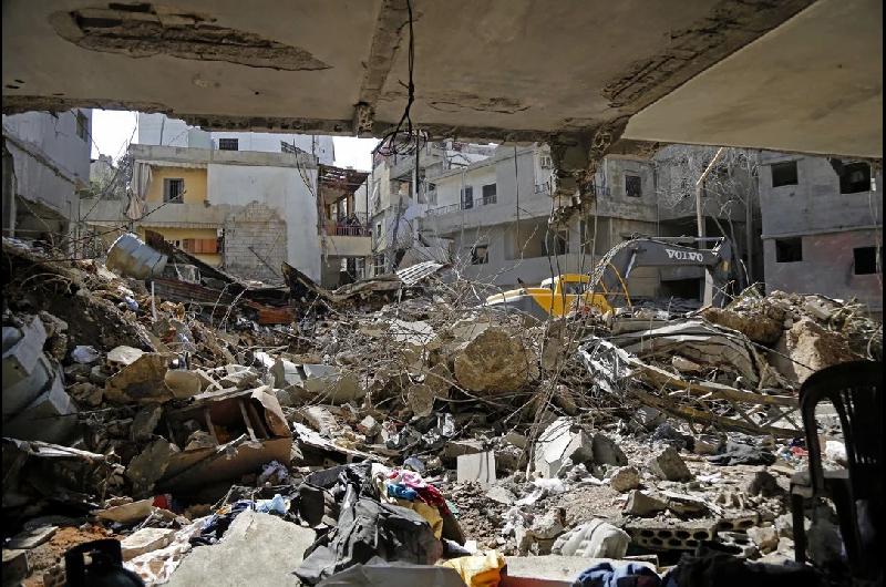 Israel ataca suburbios de Beirut y dice que su objetivo era un alto comandante de Hezbolaacute