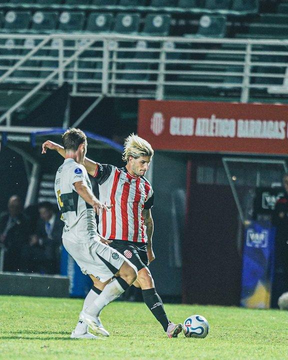 Barracas perdioacute sobre el final ante Olimpia y quedoacute complicado en la Copa Sudamericana