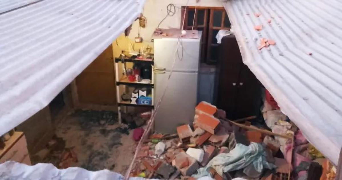 Una pared cayoacute sobre una casa por el viento norte y una mujer terminoacute herida
