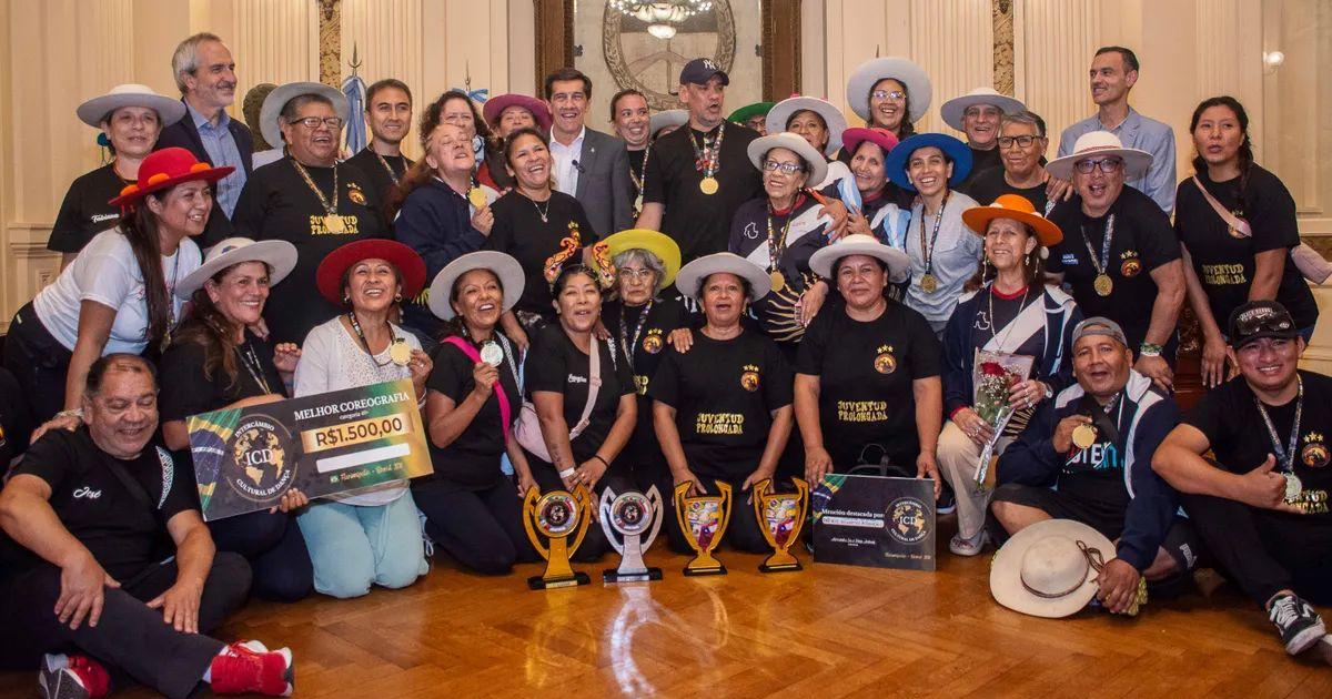 Caacutelida recepcioacuten en Casa de Gobierno a los integrantes del ballet Juventud Prolongada