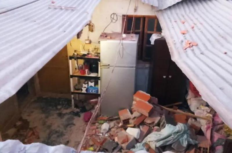 Una pared cayoacute sobre una casa por el viento norte y una mujer terminoacute herida