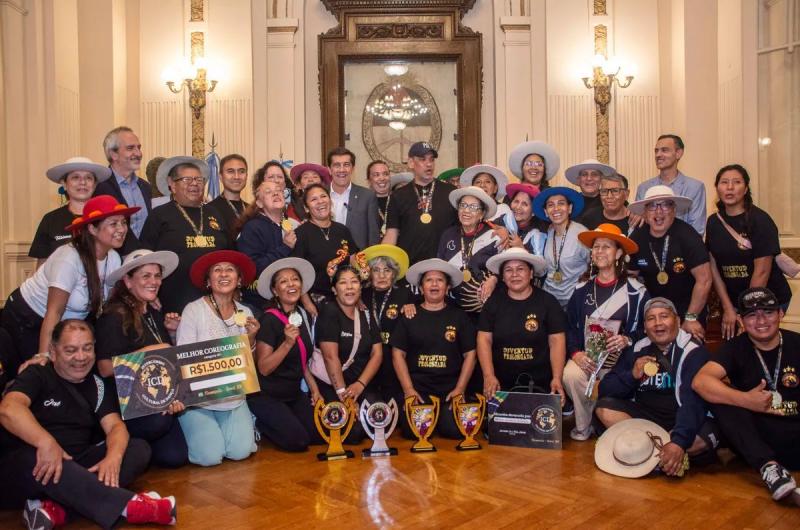 Caacutelida recepcioacuten en Casa de Gobierno a los integrantes del ballet Juventud Prolongada