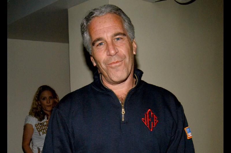 Revelan una nota ineacutedita de Jeffrey Epstein antes de ser encontrado muerto