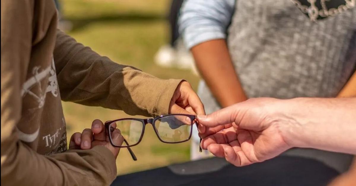 Controles de la vista gratuitos y entrega de anteojos del programa Ver para ser libres