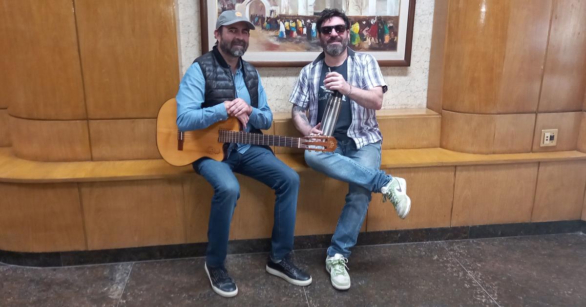 Presentacioacuten musical de Joseacute Simoacuten y Gustavo Coacuterdoba