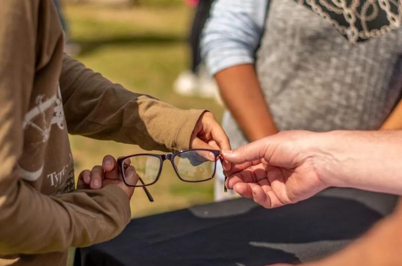 Controles de la vista gratuitos y entrega de anteojos del programa Ver para ser libres
