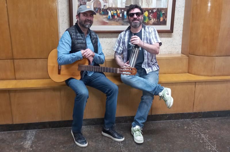 Presentacioacuten musical de Joseacute Simoacuten y Gustavo Coacuterdoba