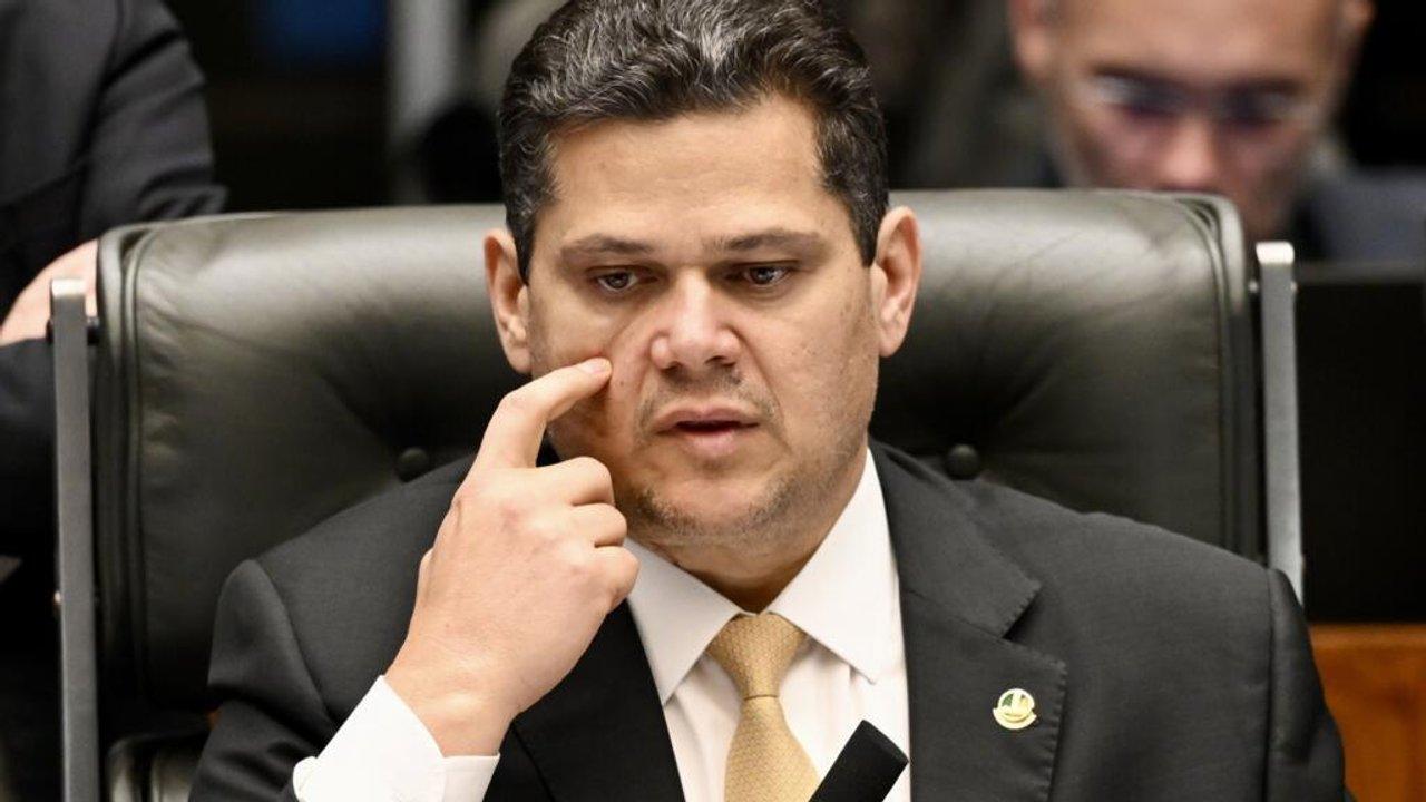 Brasil- presidente del Senado promulga ley que reduce la pena de Bolsonaro condenado por golpismo