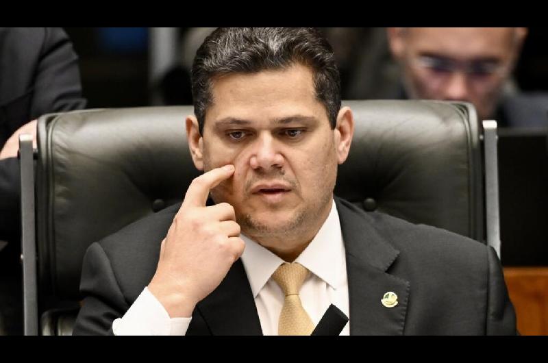 Brasil- presidente del Senado promulga ley que reduce la pena de Bolsonaro condenado por golpismo