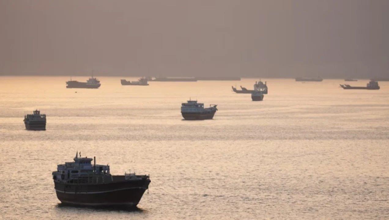 Ataque estadounidense contra barcos iraniacutees- seis heridos y seis desaparecidos 