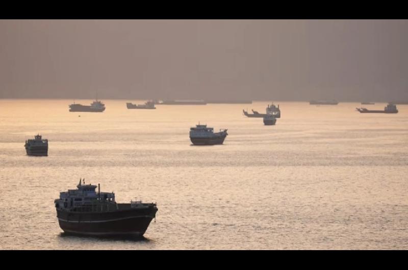 Ataque estadounidense contra barcos iraniacutees- seis heridos y seis desaparecidos 