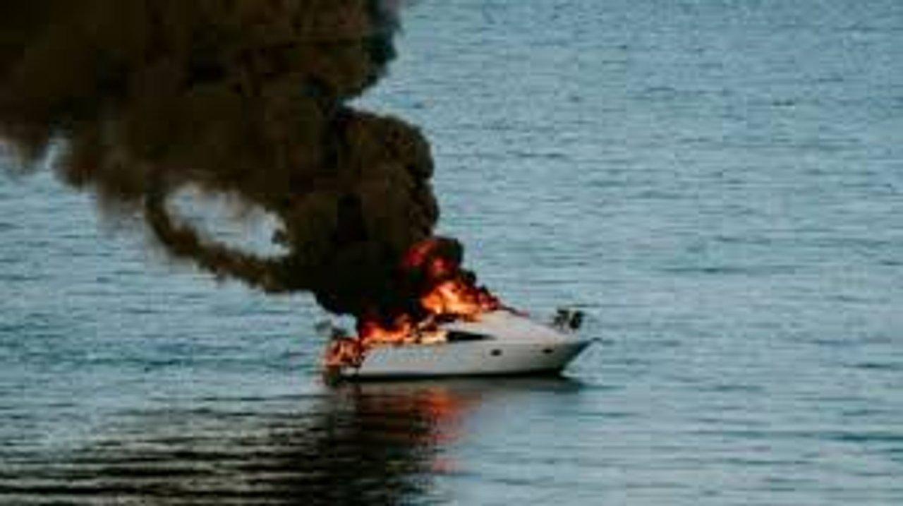 Once heridos por la explosioacuten de un barco cerca de Miami