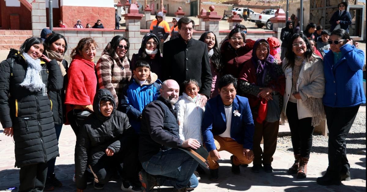 Celebracioacuten minera en Olaroz Chico con anuncios e intereacutes europeo