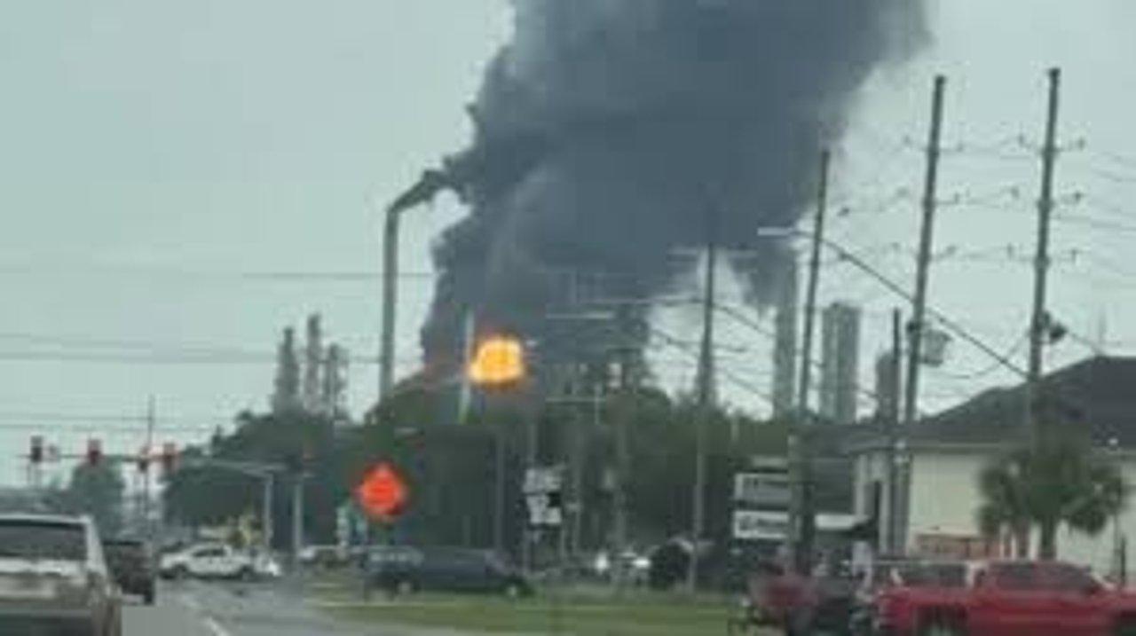 Explosioacuten e incendio en una refineriacutea de Nueva Orleans