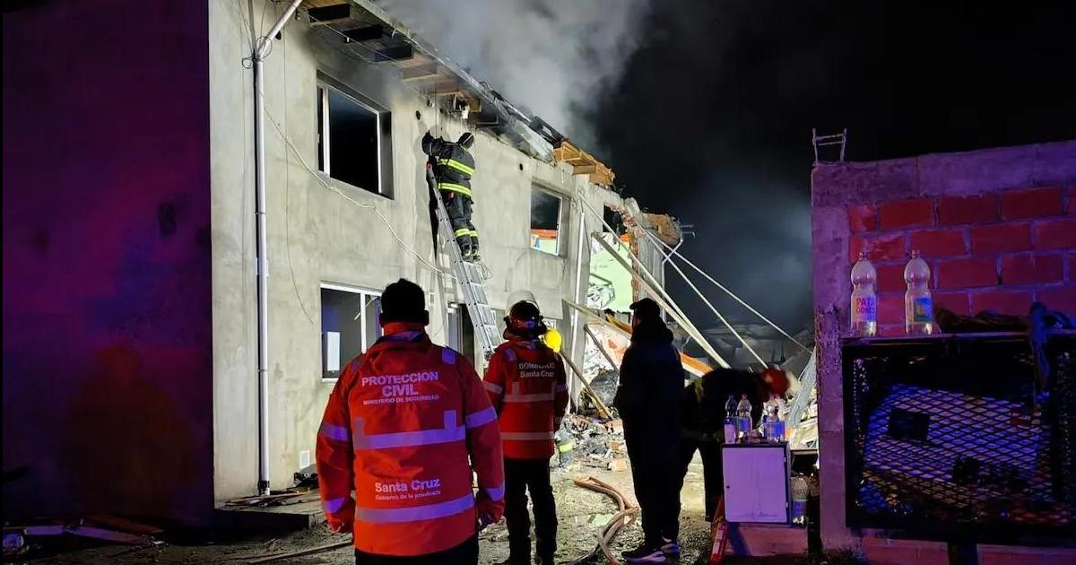 Dos jujentildeas luchan por su vida tras una fuerte explosioacuten en Santa Cruz