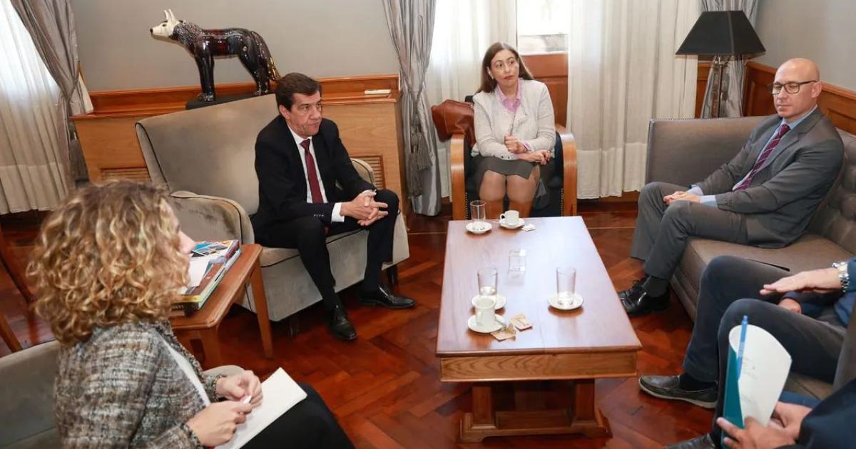 Diaacutelogo con el Banco Mundial por obras viales