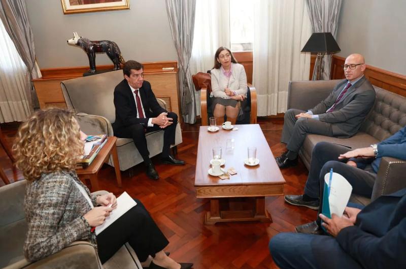 Diaacutelogo con el Banco Mundial por obras viales