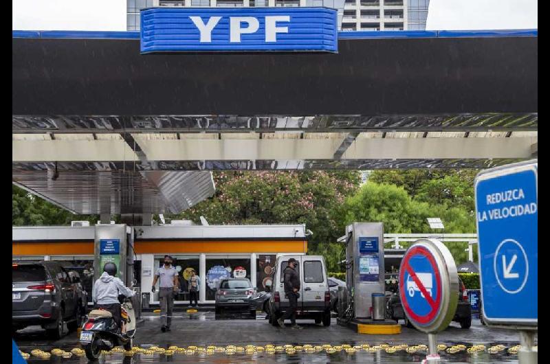 YPF confirmoacute un aumento del 1-en-porciento- en los combustibles y alargoacute el congelamiento por 45 diacuteas maacutes