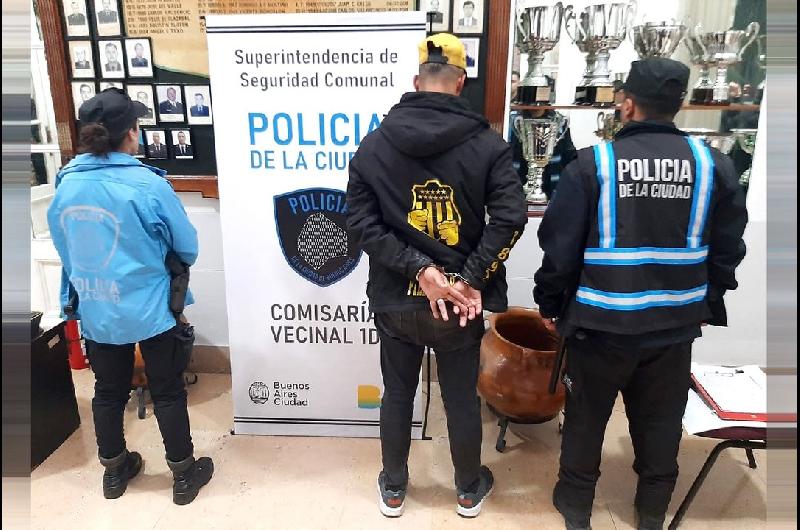 Condenan a tres antildeos de prisioacuten en suspenso a un hincha de Pentildearol