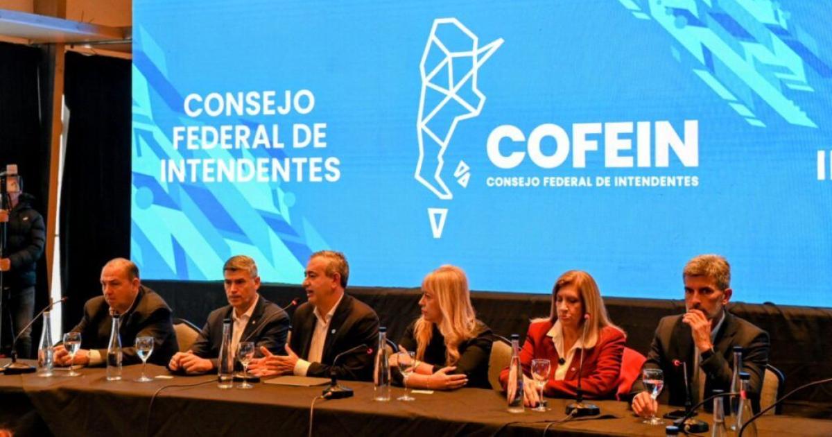 Rauacutel Jorge adhirioacute a documento en defensa de los recursos de provincias y municipios