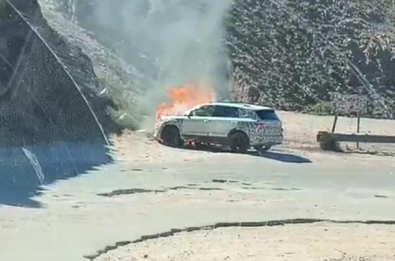 Terror en la Cuesta de Lipaacuten- se incendioacute un auto eleacutectrico con turistas brasilentildeos