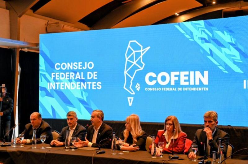 Rauacutel Jorge adhirioacute a documento en defensa de los recursos de provincias y municipios