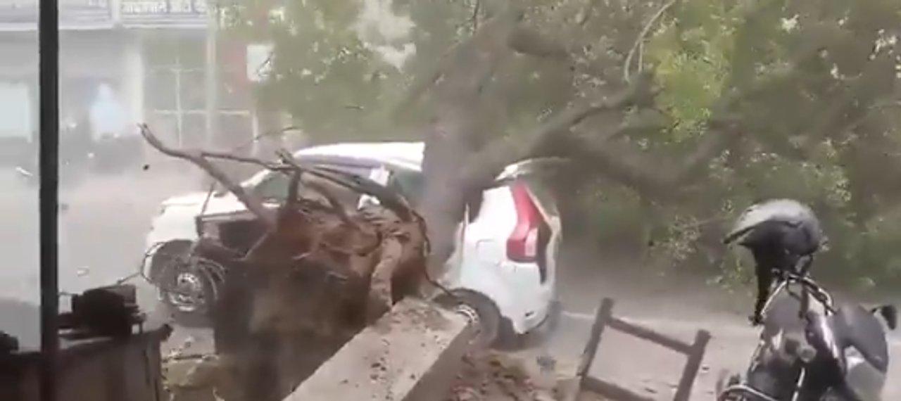 Feroz temporal en Uttar Pradesh- una tormenta eleacutectrica causoacute maacutes de cien muertes y derrumbes masivos
