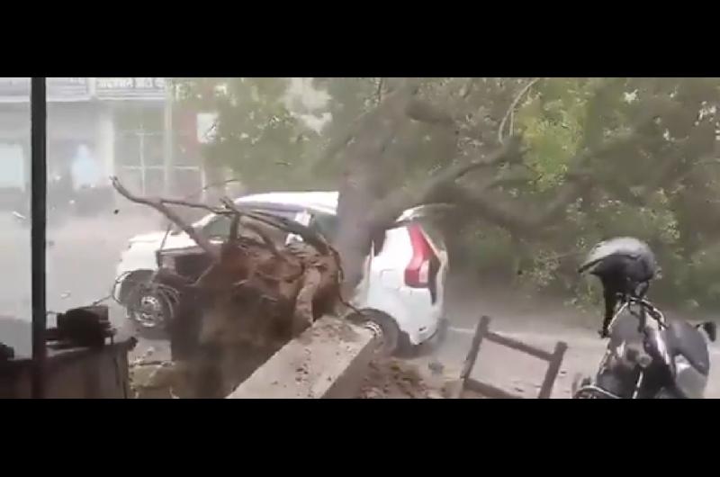 Feroz temporal en Uttar Pradesh- una tormenta eleacutectrica causoacute maacutes de cien muertes y derrumbes masivos