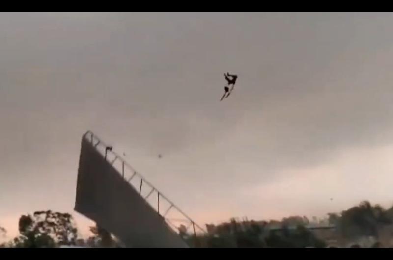 Temporal de viento en India- un hombre salioacute volando y hay maacutes de 100 muertos