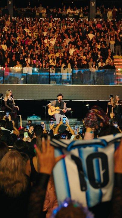 Ricardo Arjona brilloacute en Coacuterdoba- la invitada fue Euge Quevedo y se presentoacute con entradas agotadas