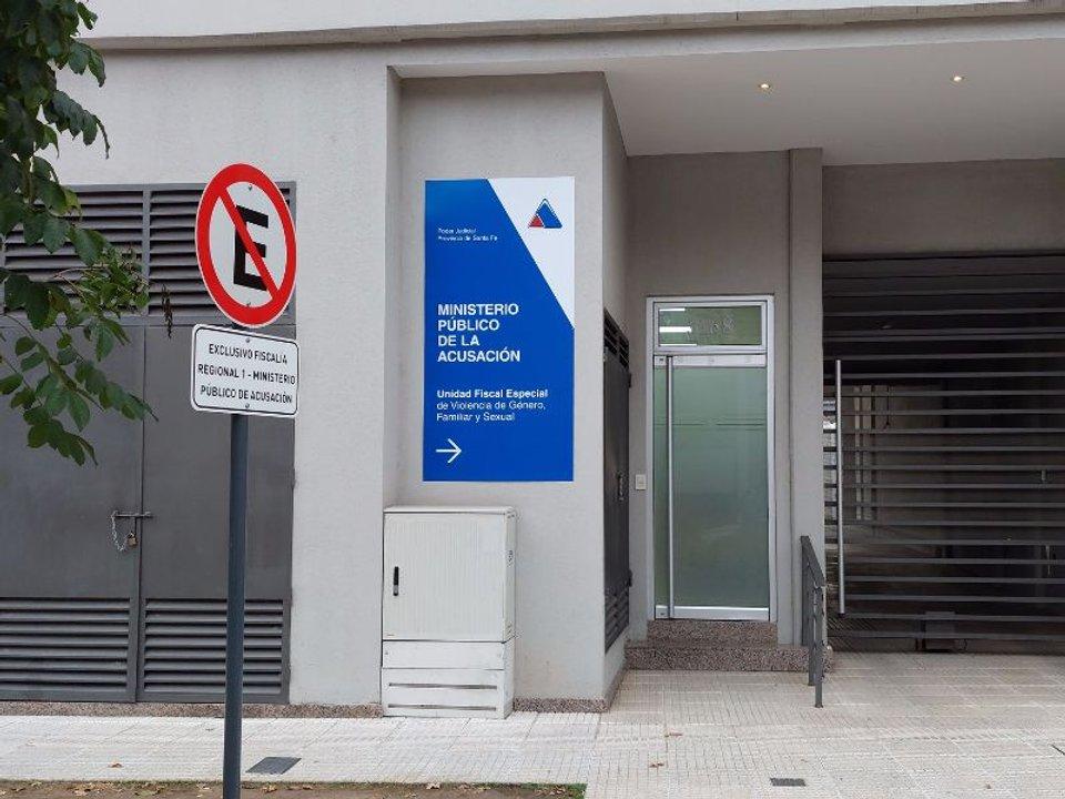 Estaba en libertad condicional y fue condenado por golpear y amenazar a su hija con un cuchillo