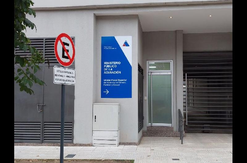 Estaba en libertad condicional y fue condenado por golpear y amenazar a su hija con un cuchillo