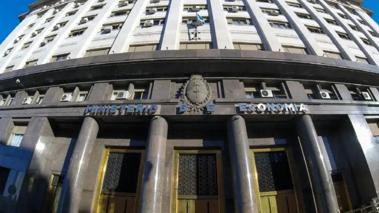 La deuda puacuteblica subioacute en abril por diferencias de cambio y cobertura para futuros vencimientos