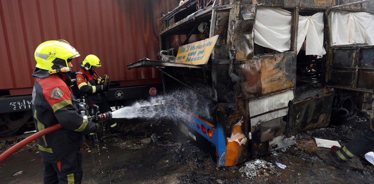 Tragedia en Bangkok- un accidente muacuteltiple entre un tren y un micro dejoacute al menos ocho muertos