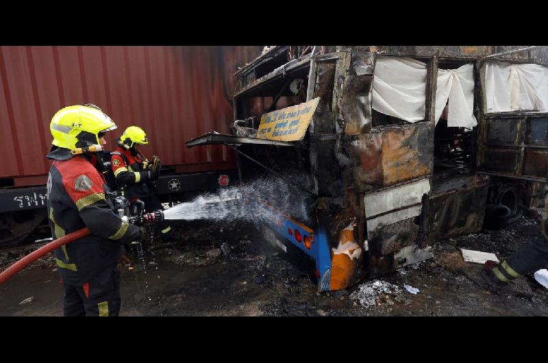 Tragedia en Bangkok- un accidente muacuteltiple entre un tren y un micro dejoacute al menos ocho muertos