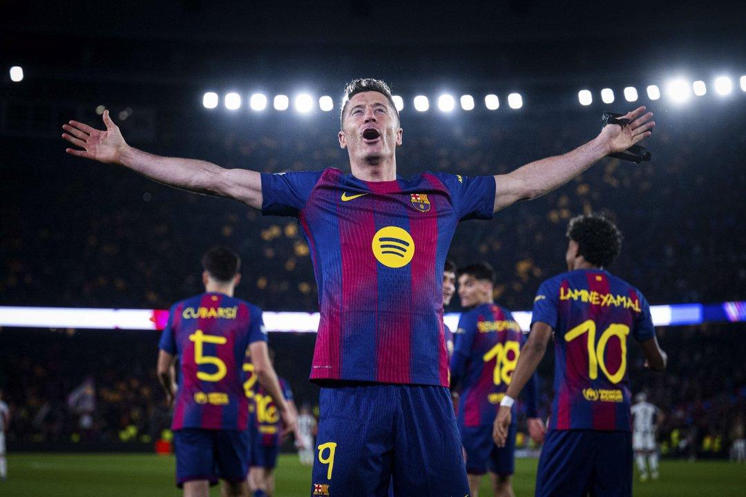 El Barcelona anuncioacute que el polaco Robert Lewandowski dejaraacute el equipo a fin de temporada