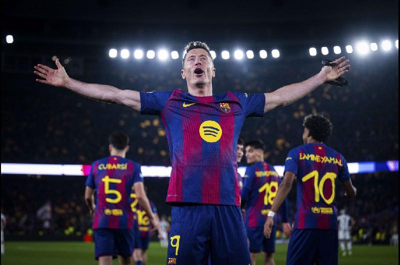 El Barcelona anuncioacute que el polaco Robert Lewandowski dejaraacute el equipo a fin de temporada