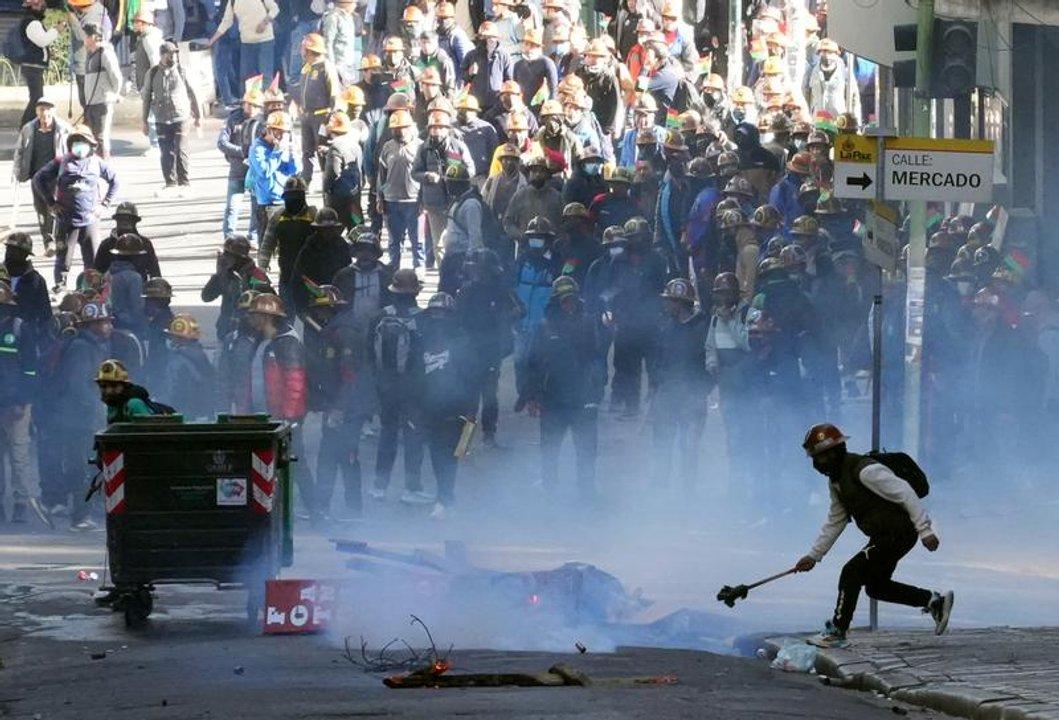 Tensioacuten en Bolivia- Policiacutea y Fuerzas Armadas desbloqueaban rutas