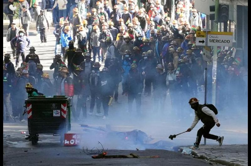 Tensioacuten en Bolivia- Policiacutea y Fuerzas Armadas desbloqueaban rutas