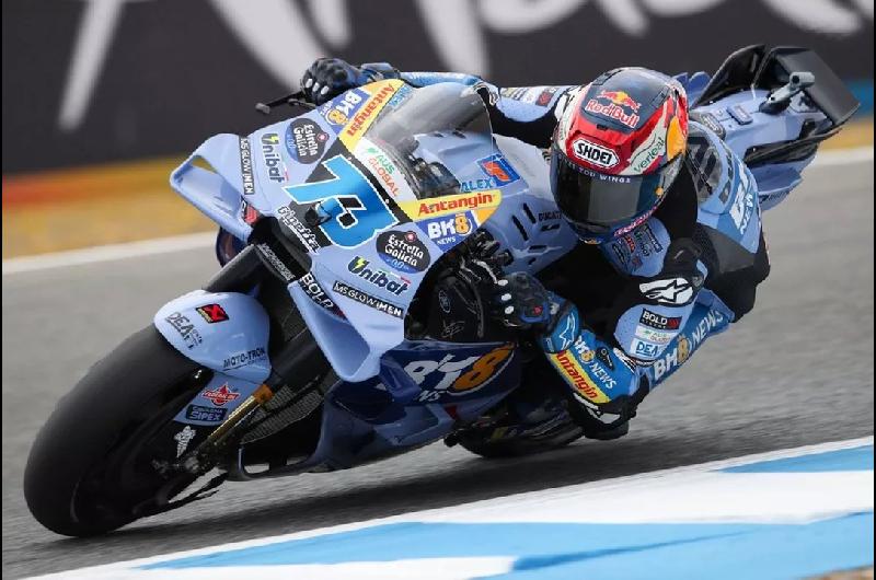 Caos en Montmeloacute- dos banderas rojas tras graves accidentes con Aacutelex Maacuterquez y Johann Zarco