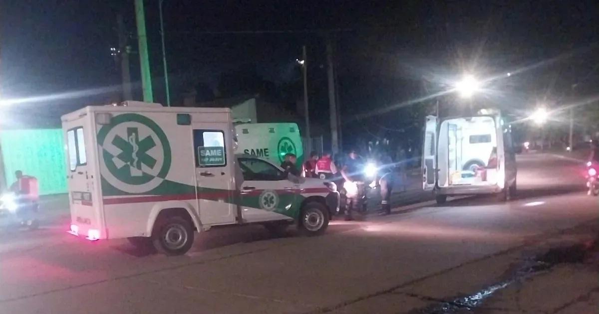 Dos menores en moto fueron atropellados por un auto que se fugoacute