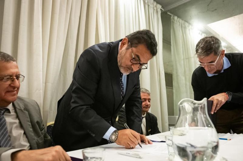 Velaacutezquez asumioacute la vicepresidencia 1ordm del bloque regional de intendentes del Mercosur
