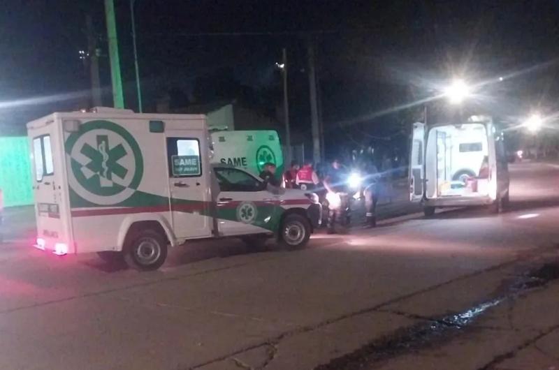 Dos menores en moto fueron atropellados por un auto que se fugoacute