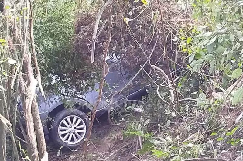 Un auto cayoacute a un barranco 