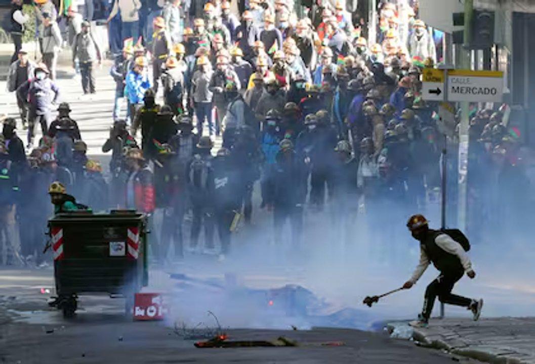 Bolivia- al menos un herido tras choques entre policiacuteas y manifestantes en La Paz que reclaman la renuncia del presidente